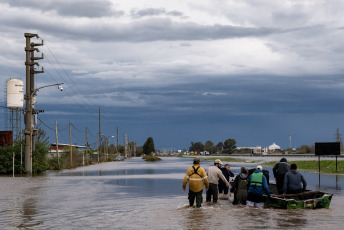 Son más de 3.000 las personas que han sido evacuadas en las últimas horas en distintos municipios del norte de la provincia de Buenos Aires, de manera preventiva ante el avance de las inundaciones tras las intensas lluvias ocurridas desde el jueves por la tarde.