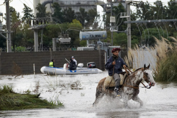 Son más de 3.000 las personas que han sido evacuadas en las últimas horas en distintos municipios del norte de la provincia de Buenos Aires, de manera preventiva ante el avance de las inundaciones tras las intensas lluvias ocurridas desde el jueves por la tarde.