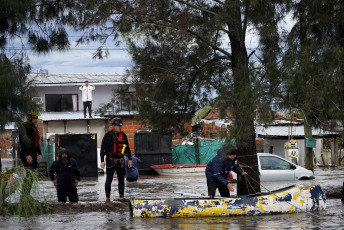 Son más de 3.000 las personas que han sido evacuadas en las últimas horas en distintos municipios del norte de la provincia de Buenos Aires, de manera preventiva ante el avance de las inundaciones tras las intensas lluvias ocurridas desde el jueves por la tarde.