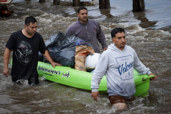 Son más de 3.000 las personas que han sido evacuadas en las últimas horas en distintos municipios del norte de la provincia de Buenos Aires, de manera preventiva ante el avance de las inundaciones tras las intensas lluvias ocurridas desde el jueves por la tarde.