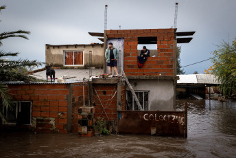 Son más de 3.000 las personas que han sido evacuadas en las últimas horas en distintos municipios del norte de la provincia de Buenos Aires, de manera preventiva ante el avance de las inundaciones tras las intensas lluvias ocurridas desde el jueves por la tarde.