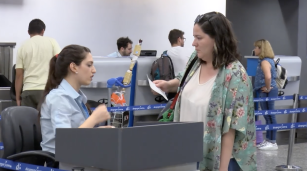 Escenas cotidianas en el Aeroparque Jorge Newbery de Buenos Aires, Argentina