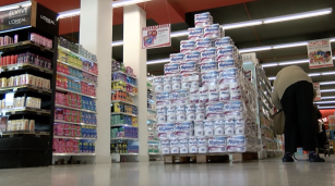 Supermercado en Argentina con góndolas abastecidas y clientes comprando