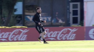 Lionel Messi golpea el balón y trota en entrenamiento en Ezeiza previo al Mundial Qatar 2022