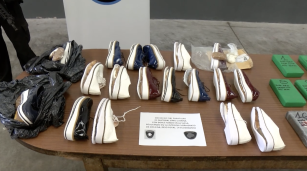 Droga incautada en zapatillas en la ciudad de Buenos Aires