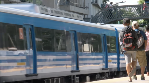 Pasajeros esperan trenes en estación Rivadavia de la línea Mitre en Buenos Aires