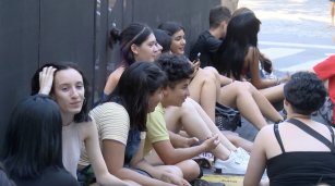 Jóvenes conversan en espacios públicos de Buenos Aires: vida urbana y encuentro social