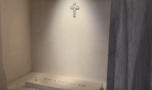 Tumba del Papa Francisco en la Basílica de Santa María la Mayor, Roma