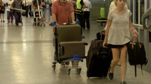 Pasajeros con equipaje en el hall de Aeroparque Jorge Newbery en Buenos Aires