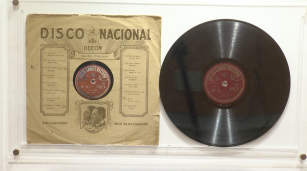Visitantes escuchan disco original de Carlos Gardel en museo de Buenos Aires