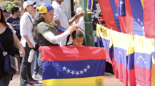 Venta de banderas, camisetas y gorras de Venezuela en calles de Caracas