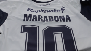Camiseta de Gimnasia y Esgrima La Plata con el nombre de Maradona tras su llegada como entrenador