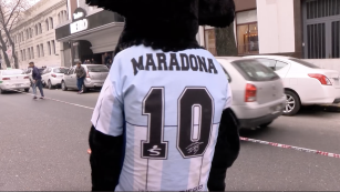 Largas filas de hinchas para asociarse a Gimnasia de La Plata tras la llegada de Maradona como DT