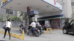 Estación de servicio PDVSA con carga de combustible en Caracas