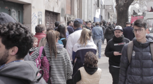 Largas filas de hinchas para asociarse a Gimnasia de La Plata tras la llegada de Maradona como DT