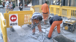 Trabajadores realizan obras públicas en la Ciudad de Buenos Aires